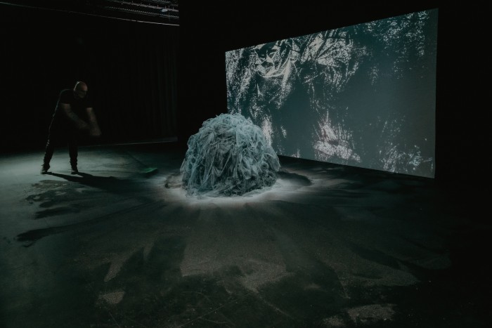 The dissemblance of breath. Installation and performance.