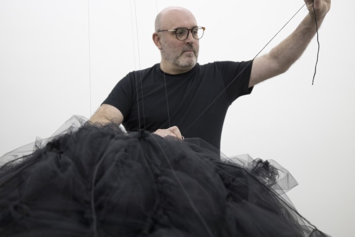 Jonathon Harris performing at the LON gallery, Melbourne